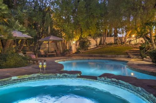 ラスベガスにあるVilla Greens- 5,700sf Luxury Las Vegas Poolの庭の大型スイミングプール