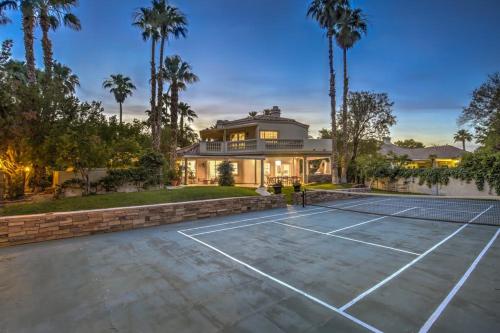 ラスベガスにあるVilla Greens- 5,700sf Luxury Las Vegas Poolの家の前のテニスコート