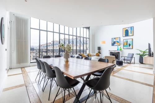 een eetkamer met een houten tafel en stoelen bij Sweet Inn - Boccador in Parijs