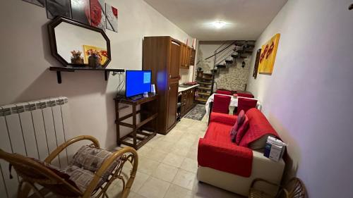 sala de estar con sofá y TV en La Rosa Blu, en Goriano Sicoli