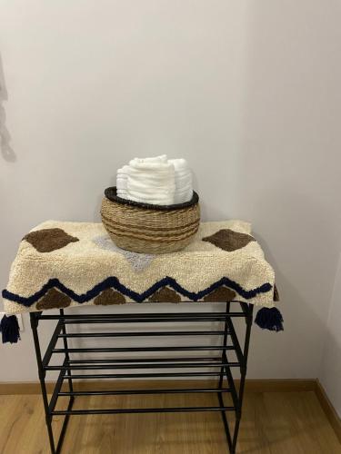 une pile de serviettes dans un panier sur une table dans l'établissement Studio VIP in BLagoevgrad center, à Blagoevgrad