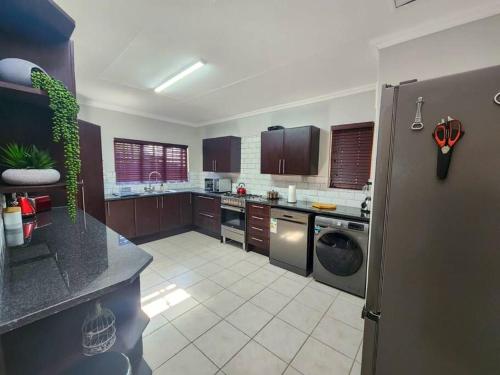 uma cozinha com um frigorífico e uma máquina de lavar louça em Margate Manor em Pretoria