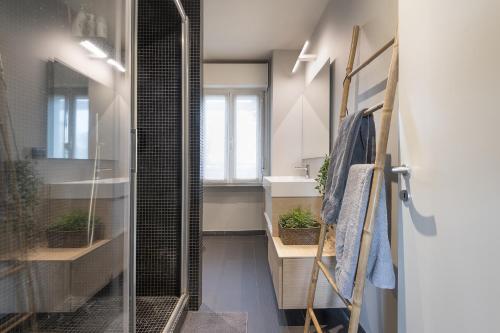 y baño con ducha, lavabo y espejo. en Amazing Design Apartment with Rooftop in Navigli - WiFi - Terraces - Garden, en Milán