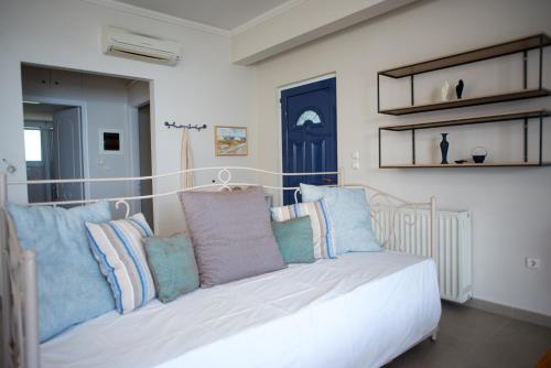 um quarto com uma cama com almofadas azuis e brancas em Villa Aphrodite em Paleros