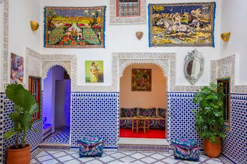 フェズにあるRiad Rayhanaの青と白のタイル張りの壁の客室