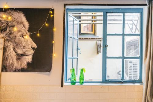 a picture of a lion and a window with lights at Shanghai Hills&XING 372 Homestay in Shanghai