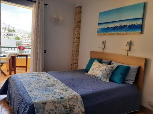- une chambre avec un lit et une vue sur l'océan dans l'établissement Estudio coqueto Torres del Sol, à Arona