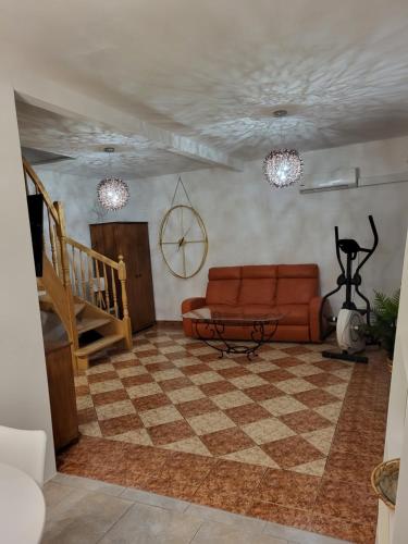 - un salon avec un canapé et un escalier dans l'établissement Domek blisko plazy, à Świnoujście