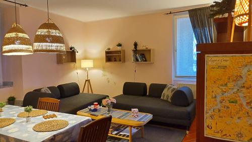 L'Incanto dell'Airone في مالغراتي: غرفة معيشة مع أريكة وطاولة