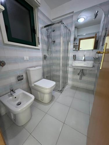 La salle de bains est pourvue de toilettes, d'un lavabo et d'une douche. dans l'établissement Suite Gardenia, à Taormine