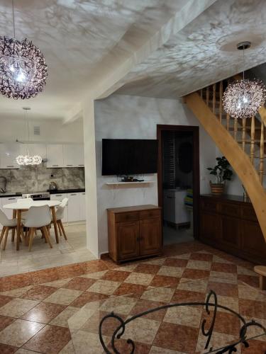 eine Küche und ein Wohnzimmer mit einem Tisch und einem Esszimmer in der Unterkunft Domek blisko plazy in Świnoujście