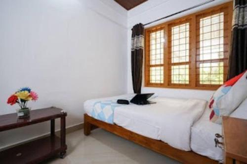 una camera con un letto e un computer portatile di Entire Private Guest House Munnar a Munnar
