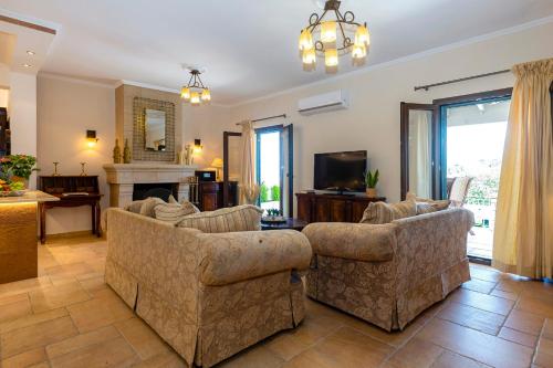 Una televisión o centro de entretenimiento en Solaris Methea Deluxe Suites