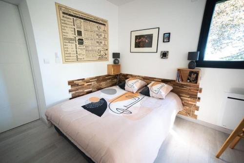 une chambre avec un grand lit dans une pièce dans l'établissement Horizon en Champagne, studio avec jardin et vue, à Germaine