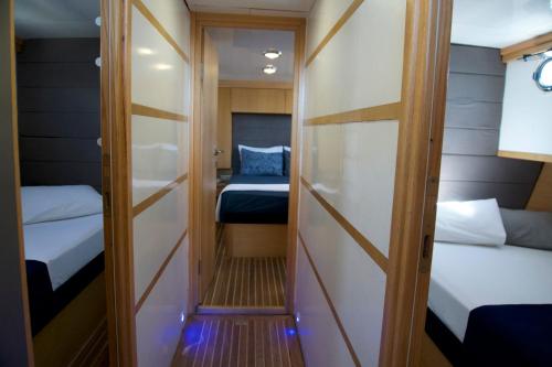 Habitación pequeña con 2 camas y espejo. en Albatros-Q en Kas