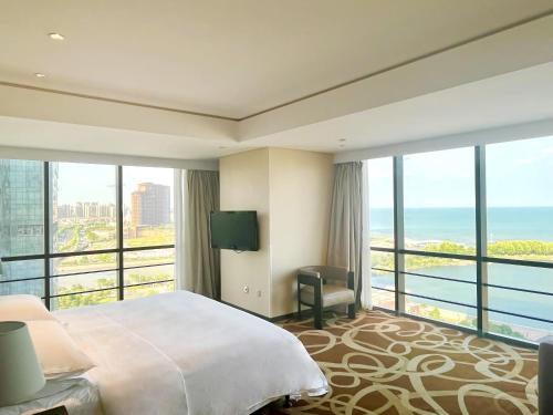 Postel nebo postele na pokoji v ubytování Four Points by Sheraton Qingdao, West Coast