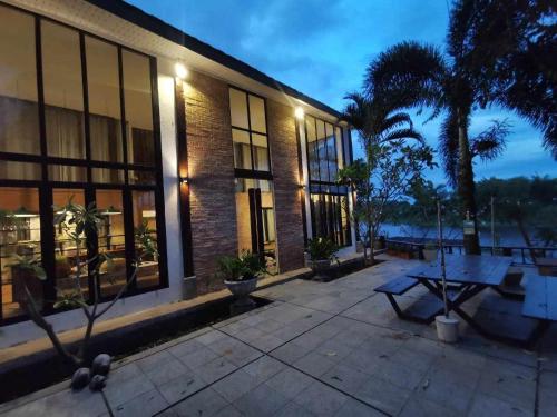 Bangunan di mana terletaknya rumah percutian