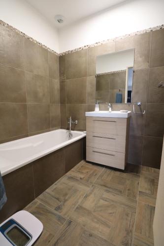 uma casa de banho com uma banheira, um lavatório e um WC. em MAISON à AJACCIO tout CONFORT 4-5pers em Ajaccio