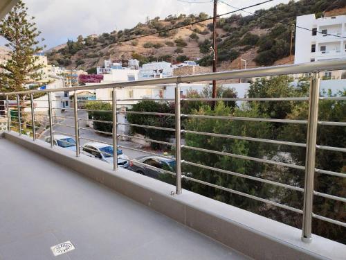 balkon z widokiem na miasto w obiekcie PATRIC.KO w mieście Agia Galini