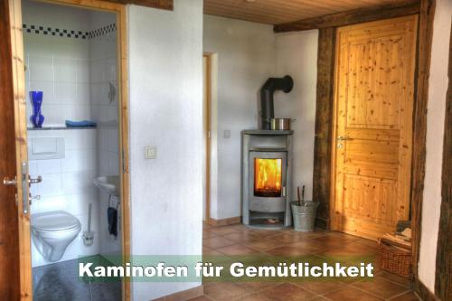 baño con estufa de leña en una habitación en Ferienhaus-Schwarzwald-Imbirkenweg-bei-Strassburg-Europapark-fuer-1-12-Personen en Rheinau