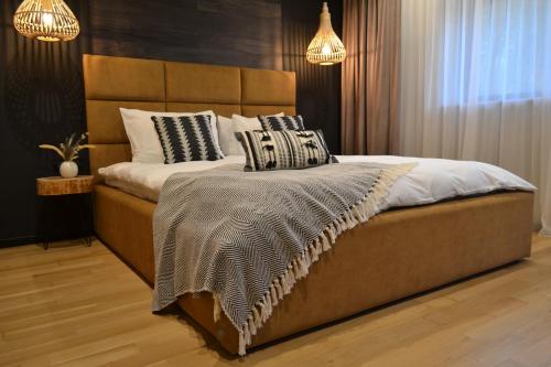 A bed or beds in a room at Pensiunea Amonte