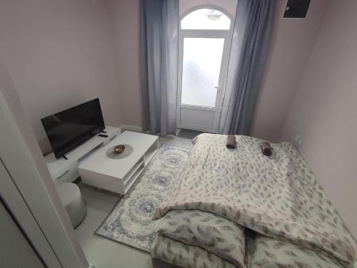 une petite chambre avec un lit et une télévision dans l'établissement Apartman Matej, à Trebinje