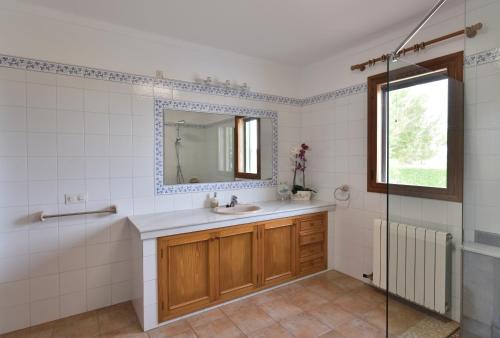 uma casa de banho com um lavatório e um espelho em Sa Tanca Gran em Sineu