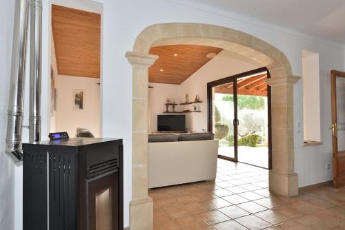 a kitchen with an archway leading to a living room at Sa Tanca Gran in Sineu