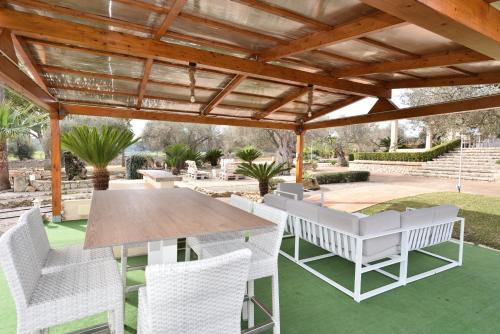 an outdoor patio with a wooden pergola and a table and chairs at Sa Tanca Gran in Sineu
