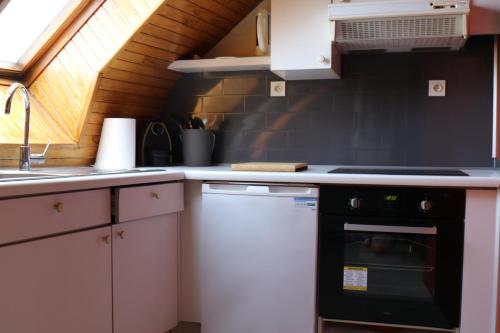a kitchen with a stove and a sink at Les rives de l'odet, vue rivière in Quimper