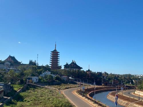 uma vista para um rio com um pagode ao fundo em HA PLEIKU em Pleiku