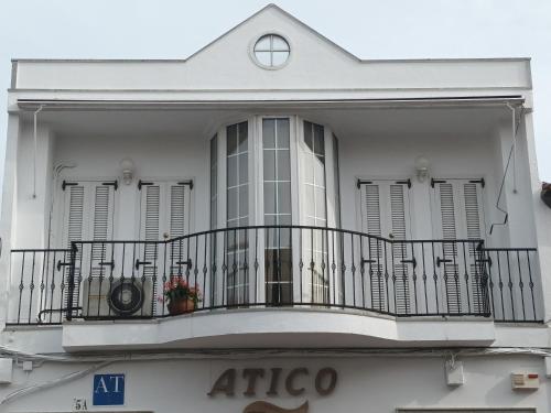 Edificio blanco con balcón con ventana en Atico, en Calamonte