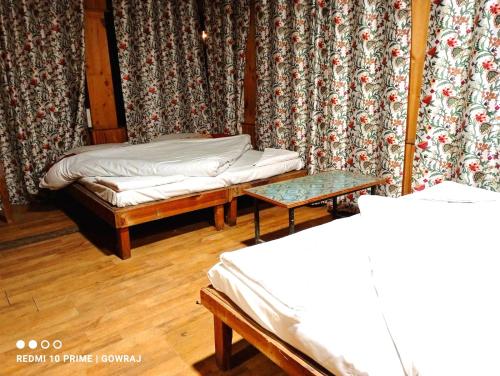 Cama o camas de una habitación en Hotel Mehak And Restarunt