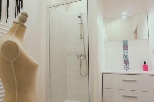 une douche avec une porte vitrée dans une salle de bain dans l'établissement Matabiau station SNCF - City center, à Toulouse