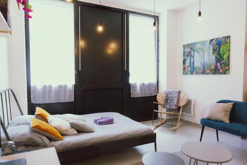 - un salon avec un lit et un canapé bleu dans l'établissement Matabiau station SNCF - City center, à Toulouse