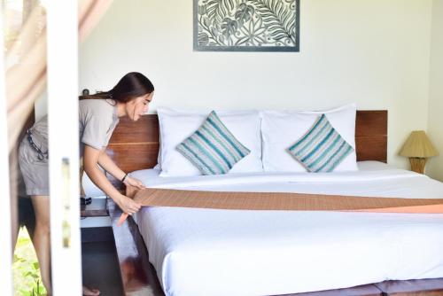 Letto o letti in una camera di Cadlao Resort and Restaurant