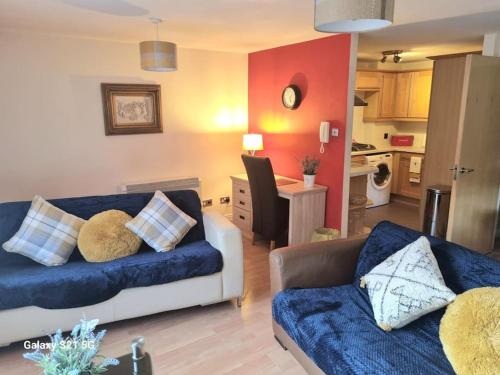 een woonkamer met een bank en een tafel bij 2 bed (Sleeps 3/4) Duplex Apartment - Chester UK in Chester