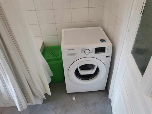 a washer and dryer in a small bathroom at Large 4 room apartment in the center of Vienna in Vienna