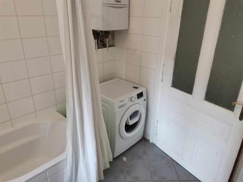 a washer and dryer in a small bathroom at Large 4 room apartment in the center of Vienna in Vienna