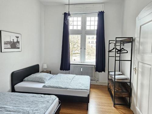 sypialnia z łóżkiem i oknem w obiekcie Residence am Rathausplatz 3 w mieście Saarbrücken