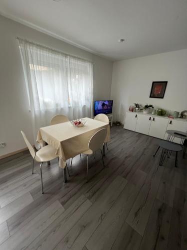 a living room with a table and chairs and a couch at Gemütliche Einliegerwohnung (2 Zimmer), Schönaich in Schönaich