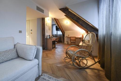 een woonkamer met een bank en een stoel bij Grand Hôtel Du Parc - Teritoria in Aix-les-Bains