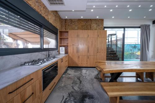 Una cocina o cocineta en ממלכת אהרון - וילות מהממות עם בריכה פרטית בכלנית ליד הכנרת
