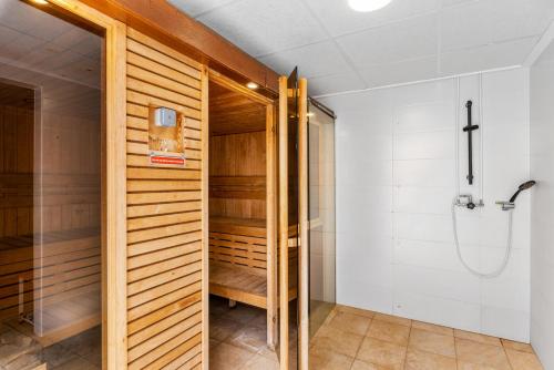 Łazienka z prysznicem i drewnianą szafą w obiekcie Penthouse Punta Prima Indoor & outdoor pool w mieście Torrevieja
