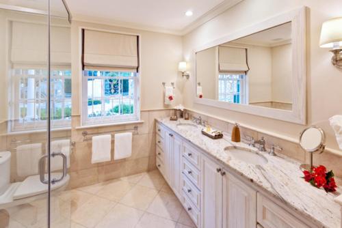 W łazience znajduje się umywalka, prysznic i toaleta. w obiekcie Luxury 5 BR Villa in Sandy Lane w mieście Saint James