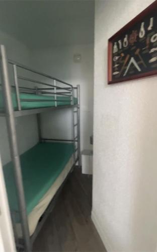 une chambre avec deux lits superposés dans une pièce dans l'établissement Vacances mer piscine Méditerranée Le Cap d’agde studio cabine parking et 2 plages à 250 Mètres, au Cap d'Agde