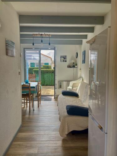 - un salon avec deux lits et une salle à manger dans l'établissement Charming duplex maisonette - Lv-Ll-Clim - Les Charmilles, aux Mathes