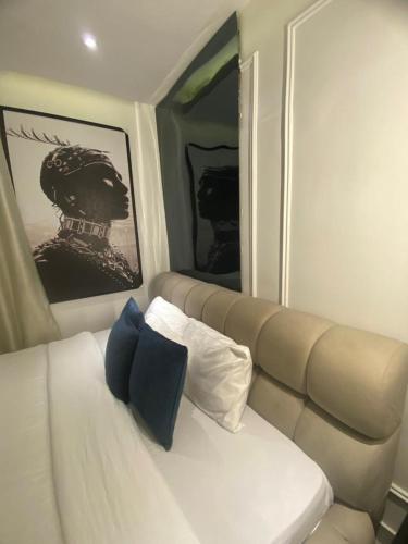 eine weiße Couch mit zwei Kissen in einem Flugzeug in der Unterkunft affordable Apartment in Lagos