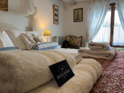 - une chambre avec un lit, un canapé et une fenêtre dans l'établissement Bois Mort farm, à Gourgé