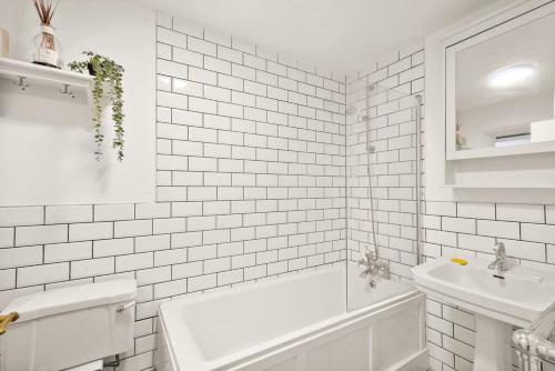 Kylpyhuone majoituspaikassa Stunning 2 Bedroom Flat & Garden, Central London